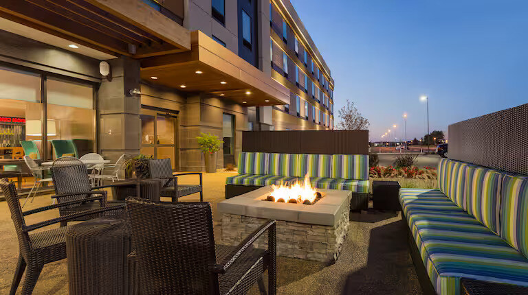 home2-suites-fargo-outdoor-area-with-fire-pit-974596